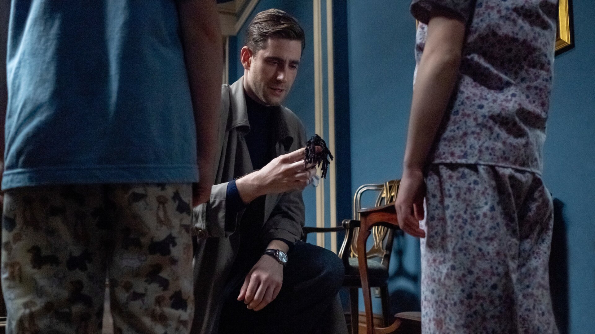 Peter Quint (Oliver Jackson-Cohen) finds one of Flora’s very special dolls.