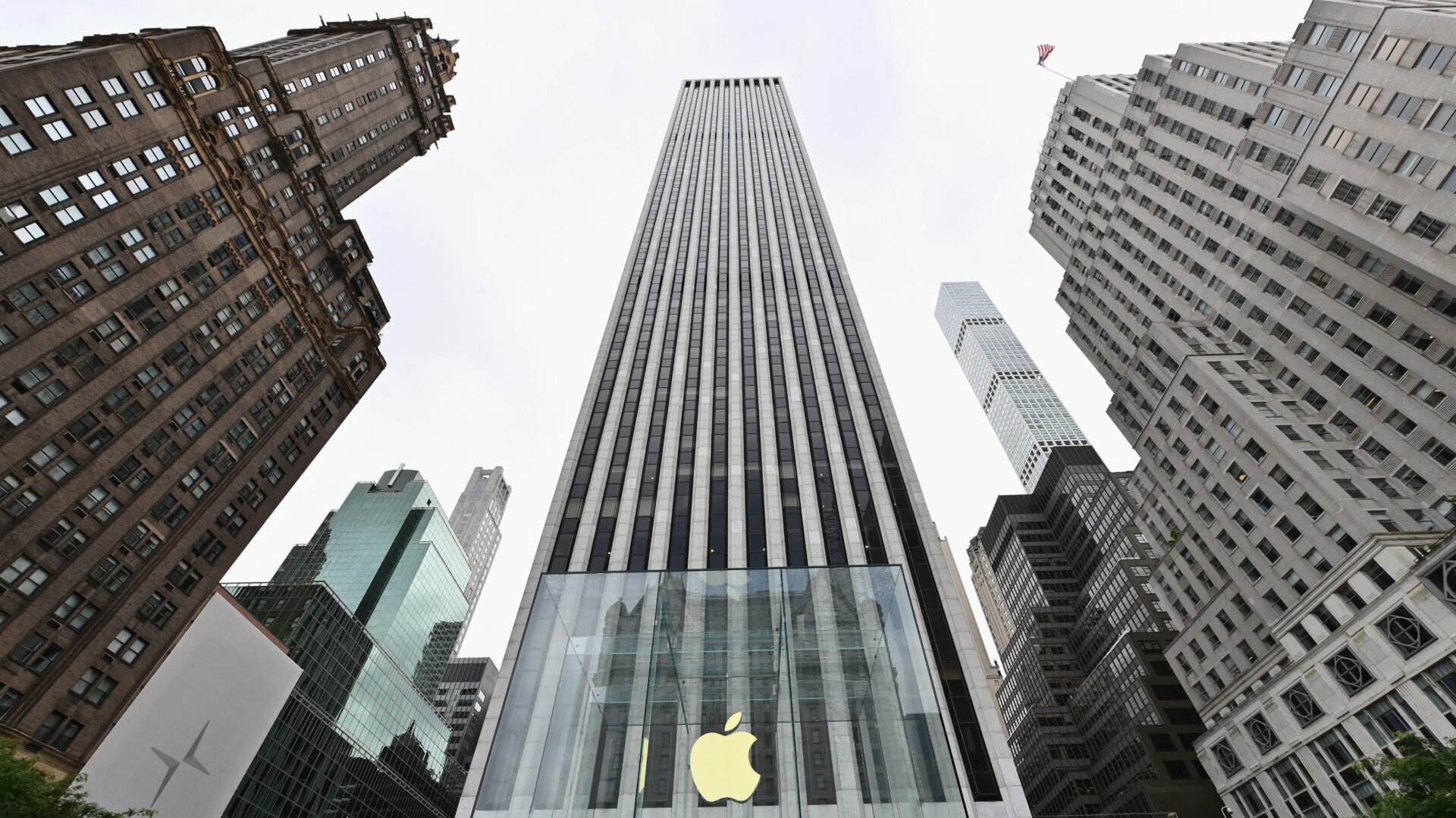View of the Apple store on Fifth Avenue on September 28, 2020 in New York City.