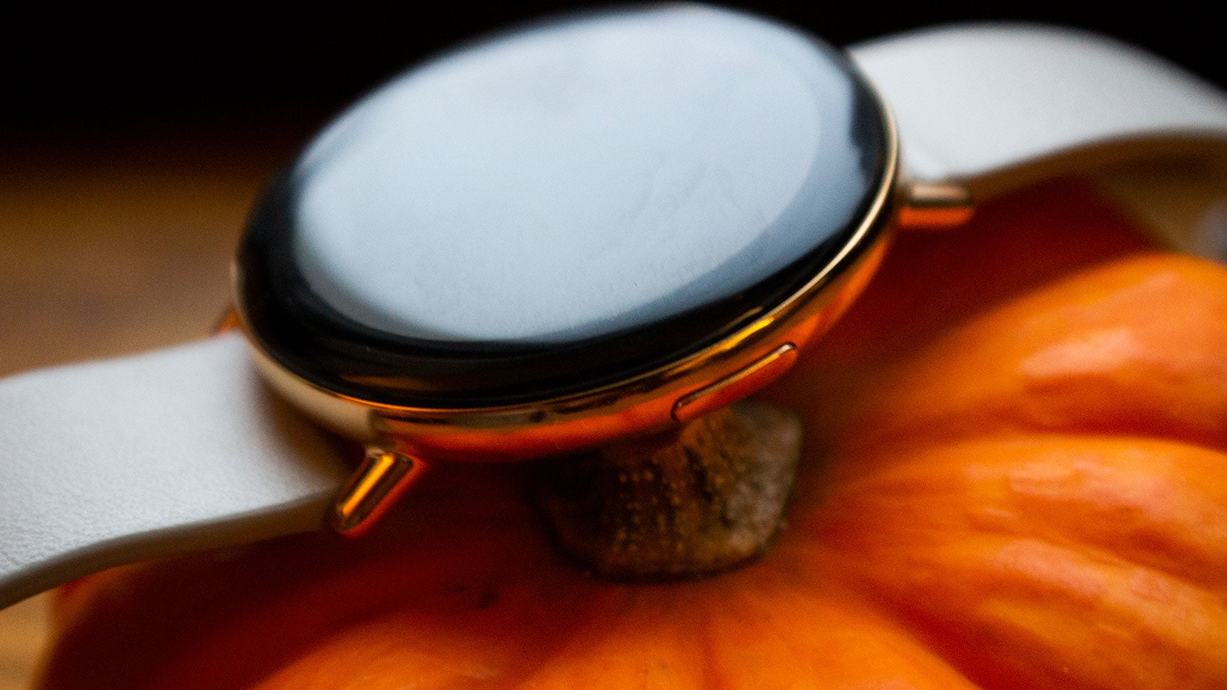 So there is a bezel...but the AMOLED display is actually one of the best parts of the Zepp E. 