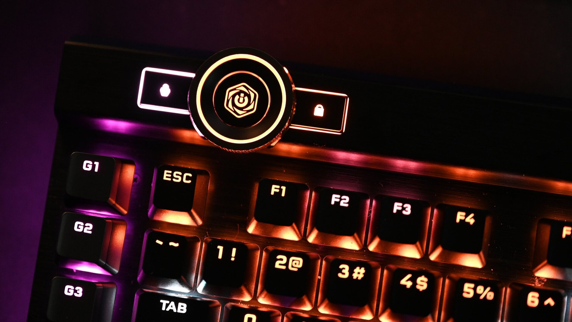 The new iCue control wheel features a center button to toggle through various functions which includes adjusting the keyboard’s brightness, switching apps, and more.