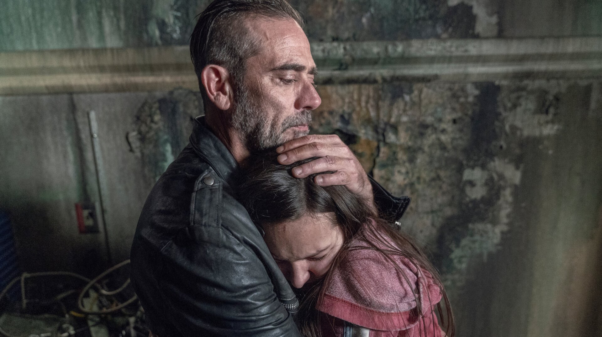 Negan (Jeffrey Dean Morgan) comforts Lydia (Cassady McClincy), outcast to outcast.