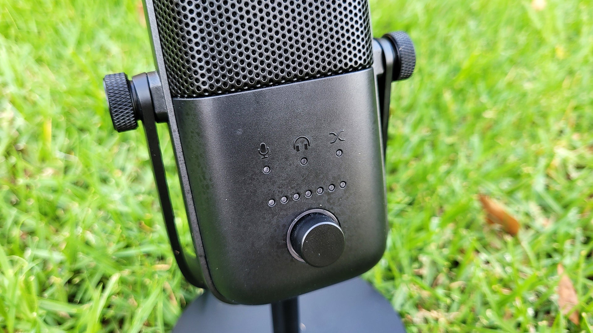 The Elgato Wave 3's features are simplified compared to the Blue Yeti.