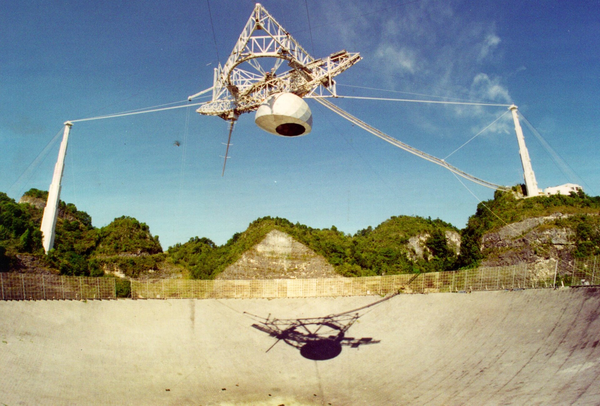 The platform above the dish. 