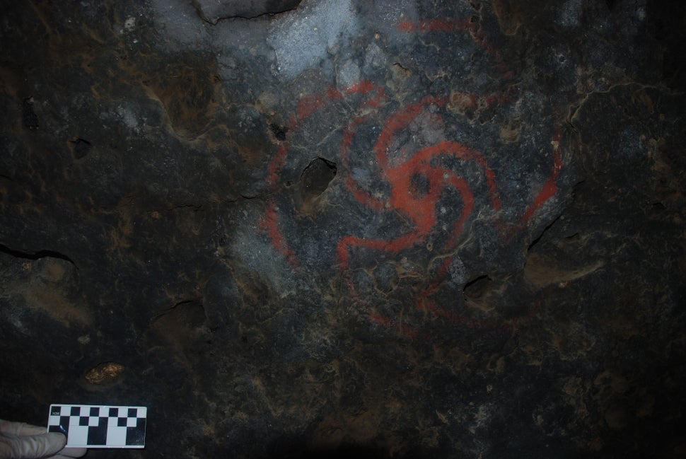 Photo of the Pinwheel painting, with a crevice stuffed with quid shown at lower left above the 10-cm scale. 