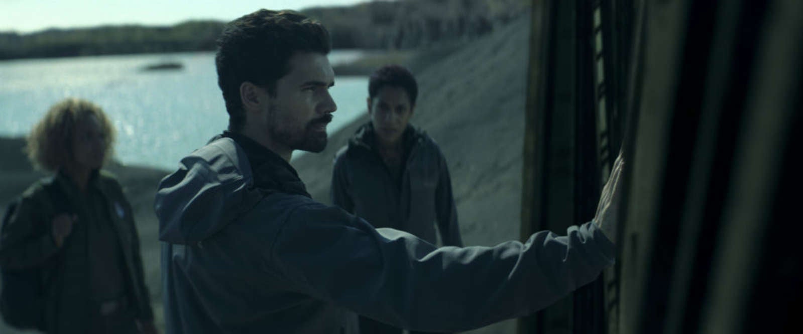 Holden (Steven Strait) finds a protomolecule relic on Ilus in season four.
