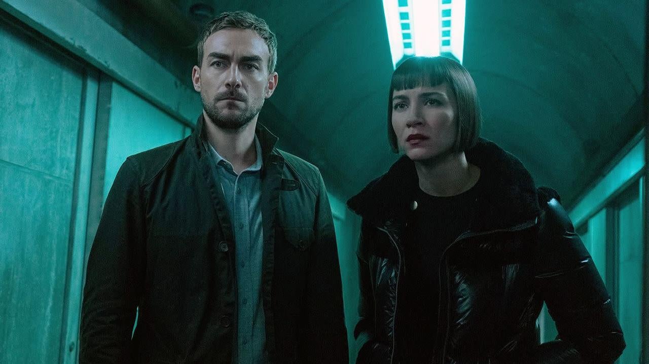 At least she’s got a great bob. 