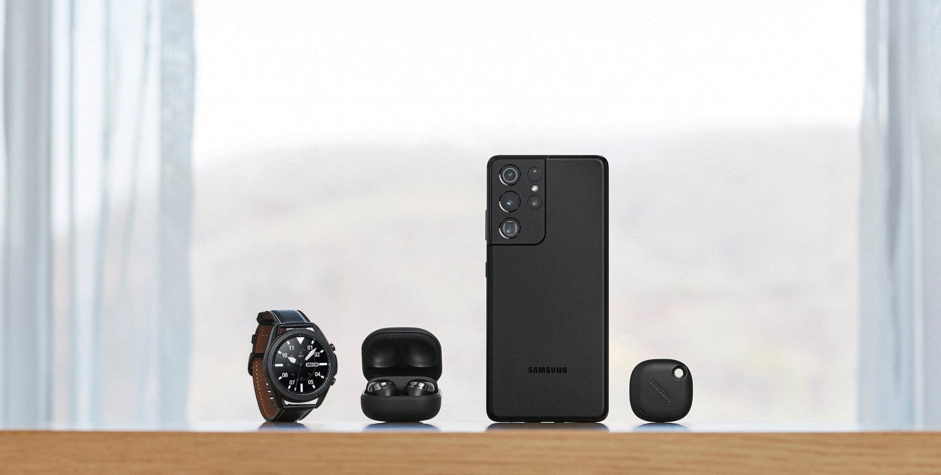 You can see the new Samsung SmartTag tracker on the right.