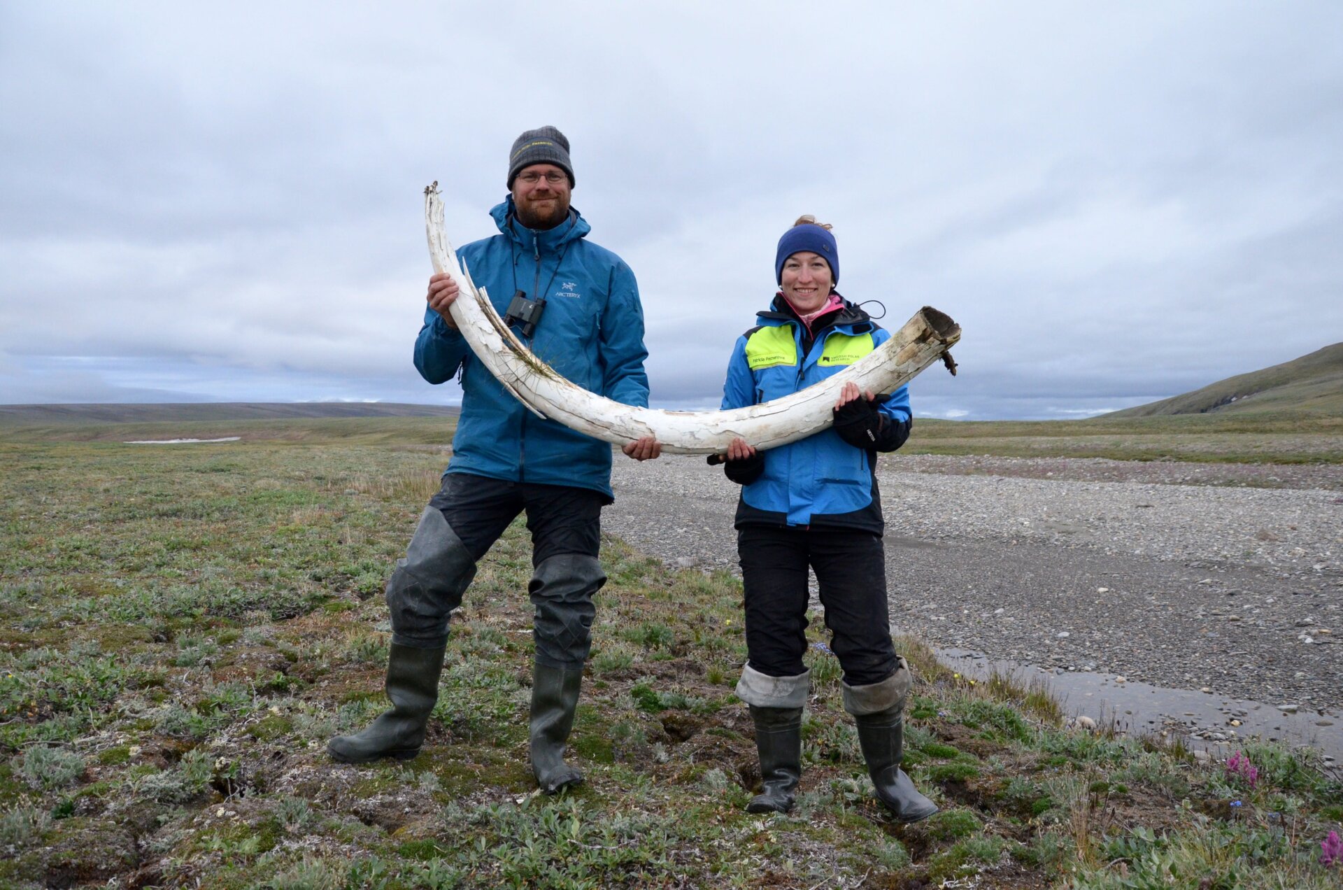 Love Dalén and Patrícia Pečnerová with a mammoth tusk on Wrangel Island.