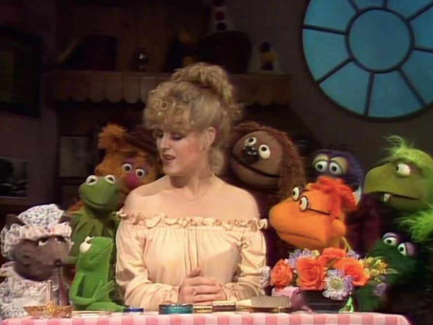 Bernadette Peters speaking to Kermit’s nephew Robin.
