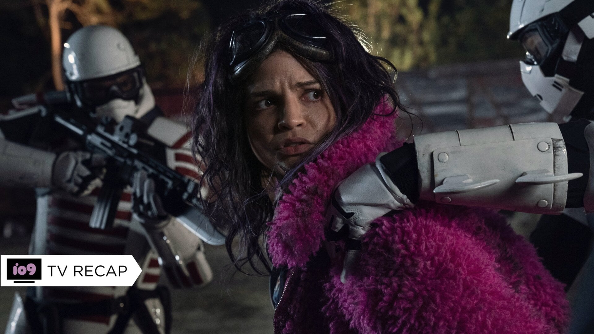 Wait, Stormtroopers capturing a Princess (Paola Lázaro) again?!