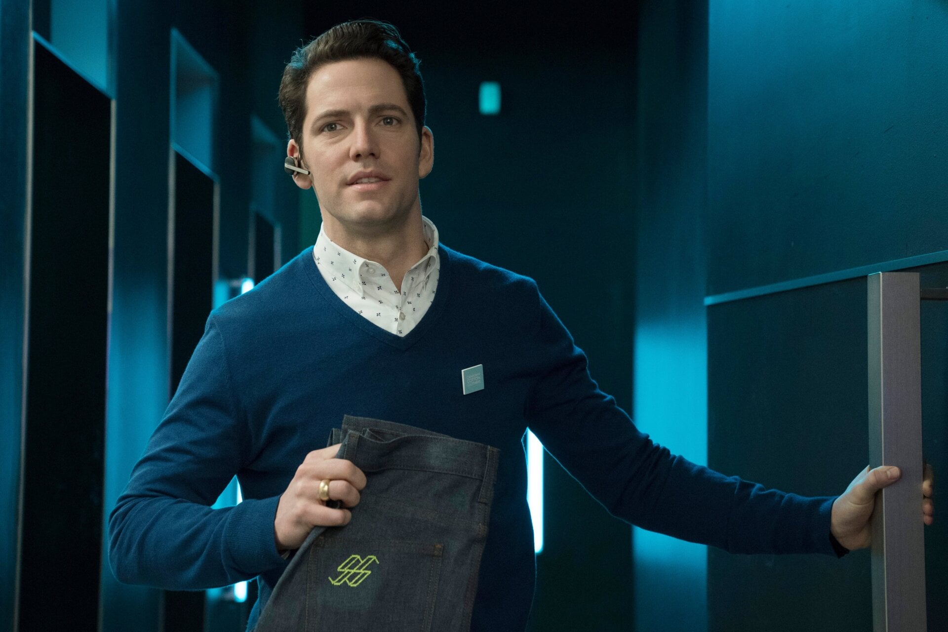 Robot King Craig (Brett Donahue) holds a pair of Super Shapers.