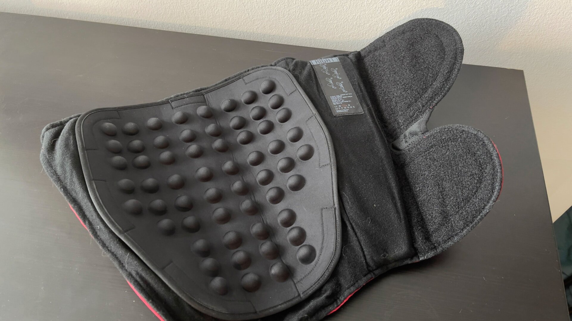 I don’t really know why these circles are “knuckles” but it’s supposed to deliver more intense compression.