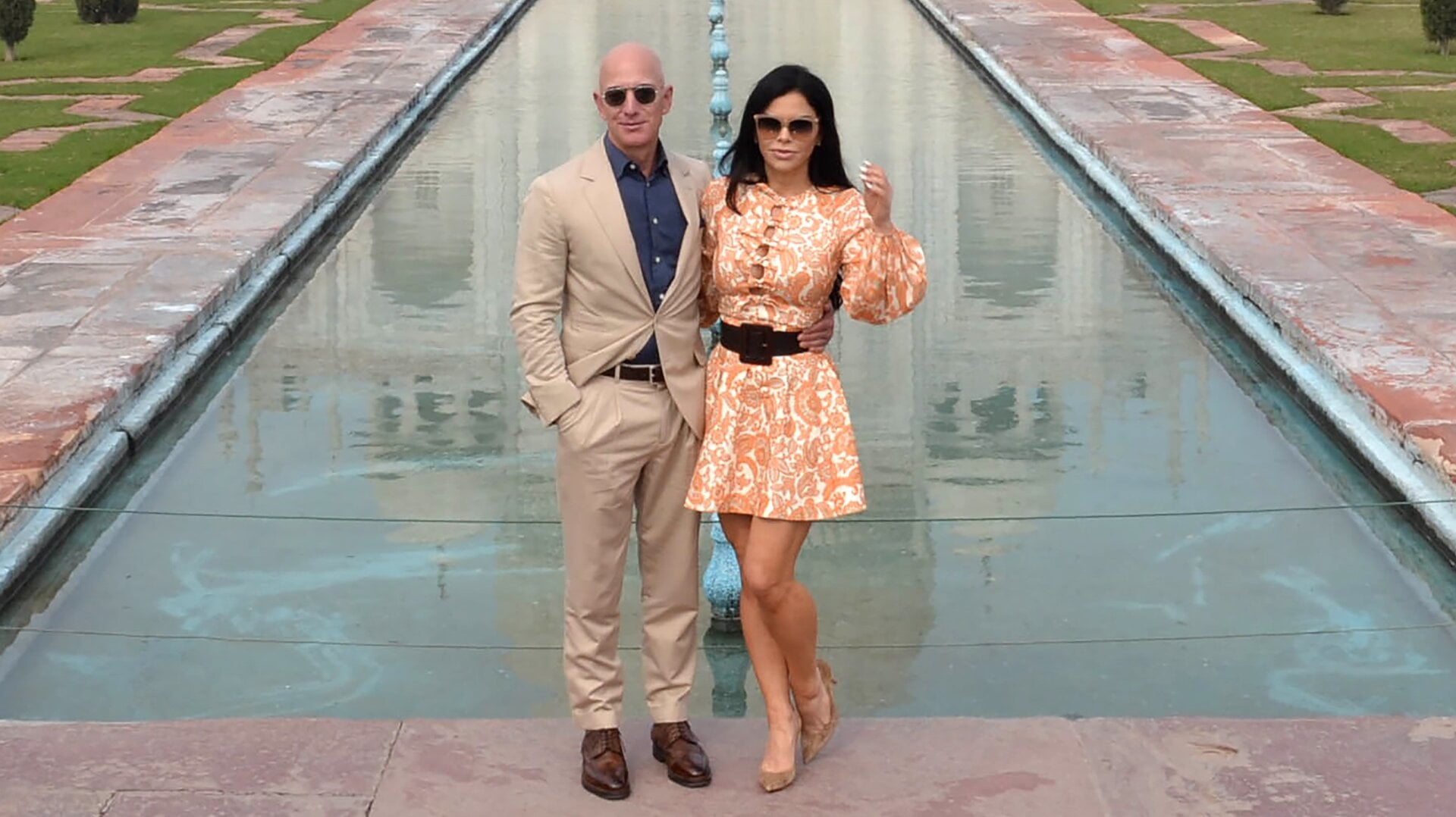 Amazon CEO Jeff Bezos (L) and his girlfriend Lauren Sanchez pose for a picture during their visit at the Taj Mahal in Agra on January 21, 2020.