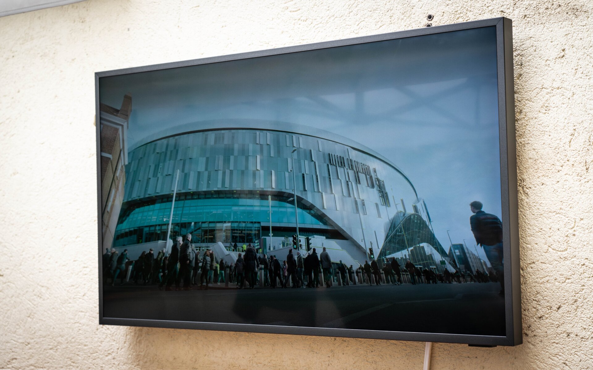 The Terrace es una pantalla para exteriores con reistencia IP55 y cristal antirreflejos.