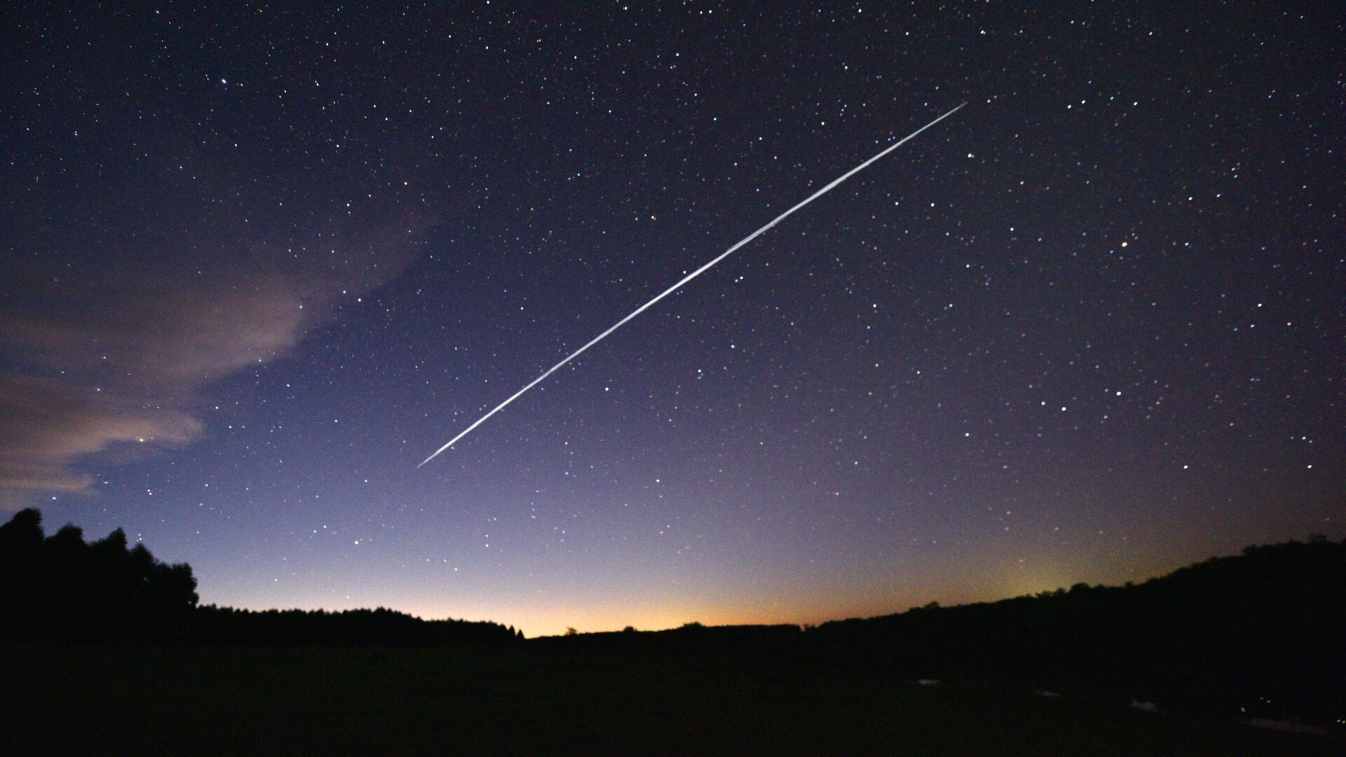 This long-exposure image shows a trail of a group of SpaceX’s Starlink satellites passing over Uruguay.