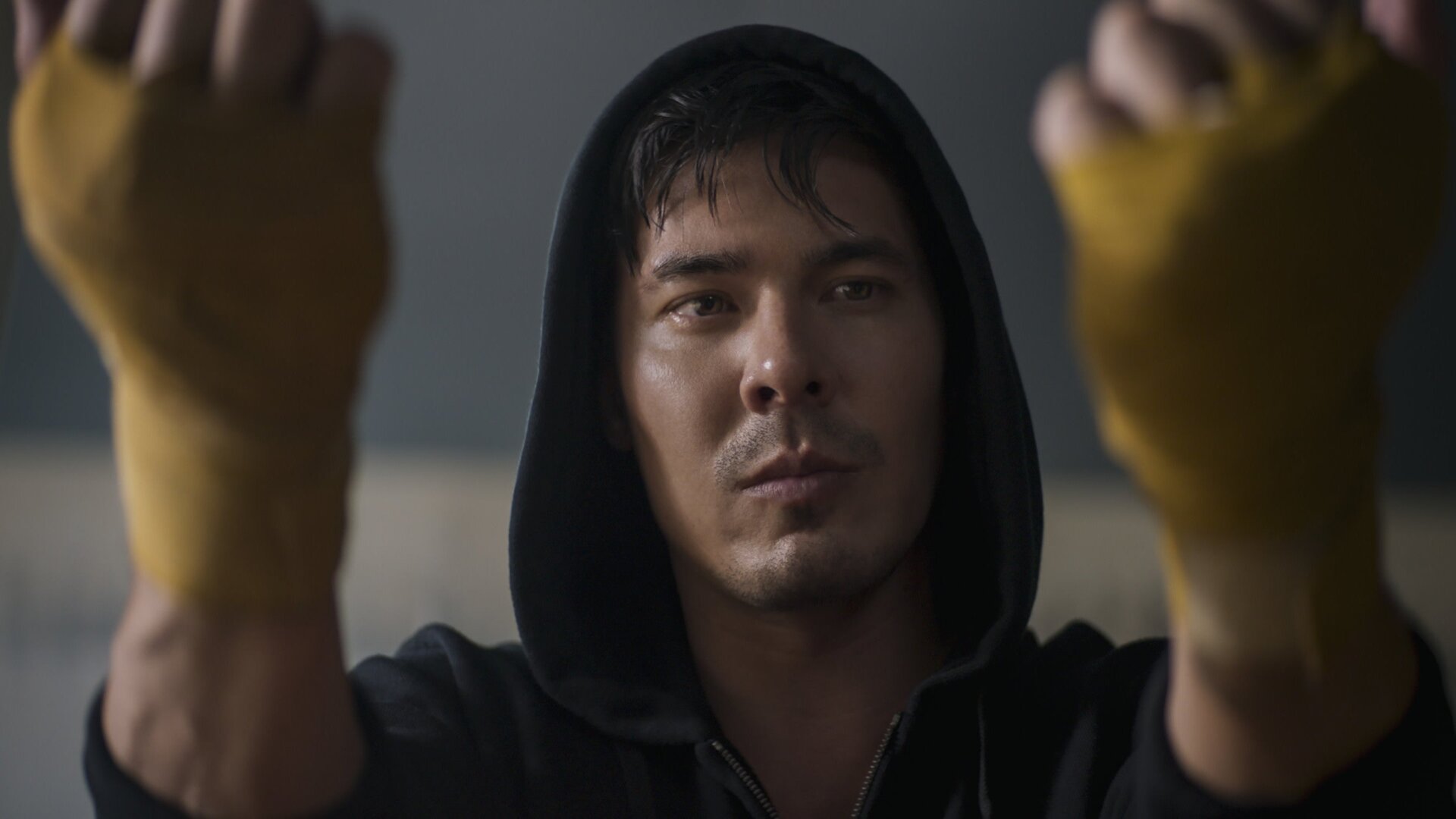 Lewis Tan in Mortal Kombat.