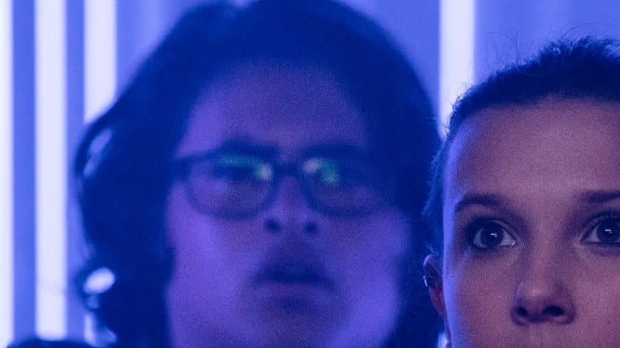 Your eyes don’t deceive you. It’s the same photo as above. This time, focus on the background guy.