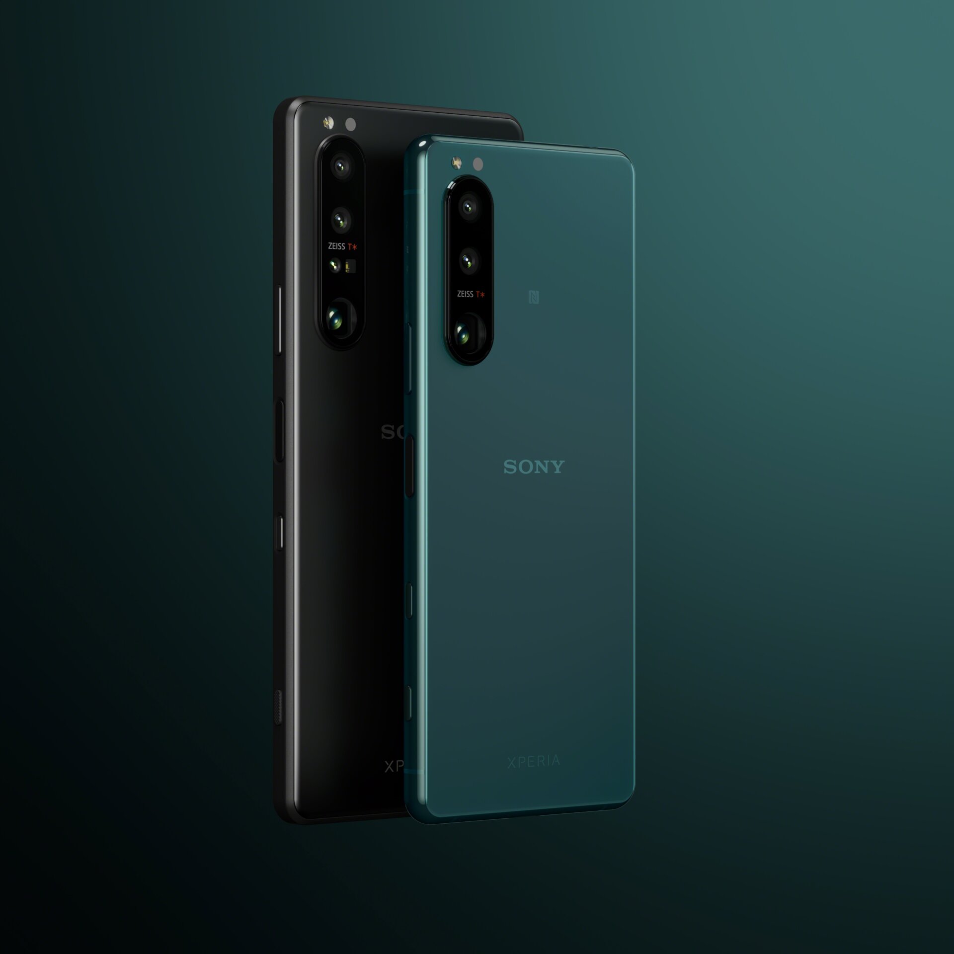 Here’s a size comparison between the Xperia 5 III (front) and the Xperia 1 III (back). 