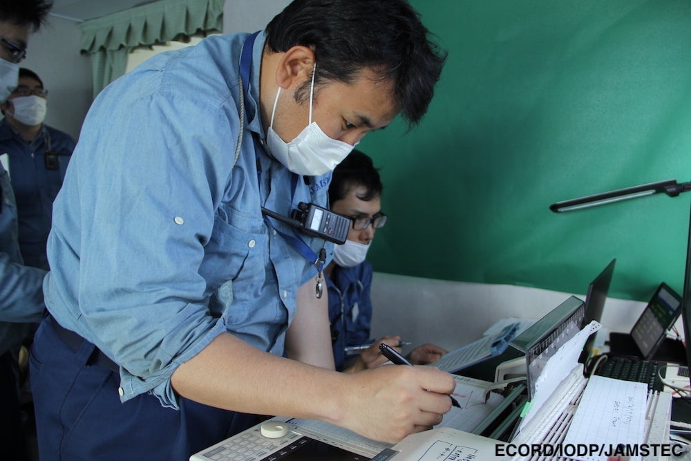 The operation team leader confirming barrel release from the hole. 