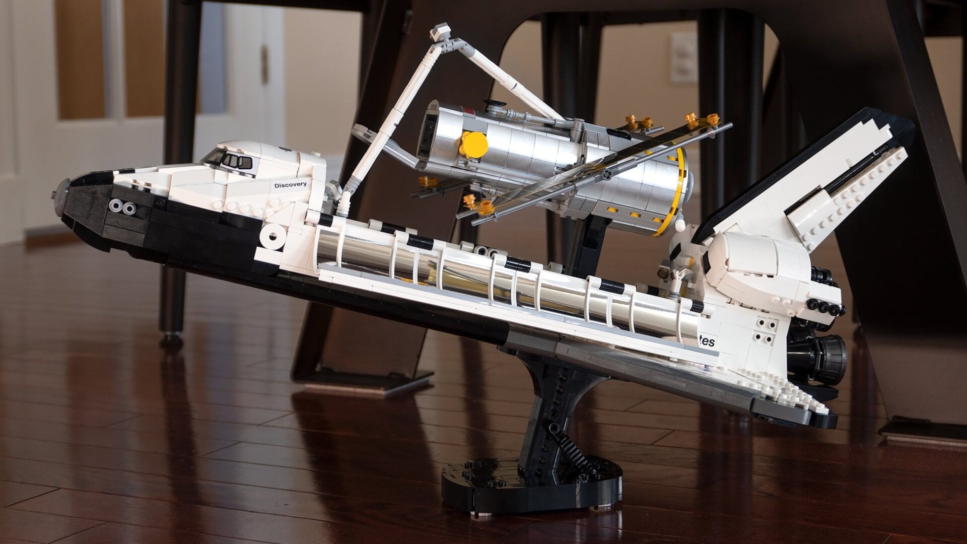 Lego has included three display stands that can be used to support the Discovery orbiter, the Hubble Space Telescope, and a third that makes the satellite appear to float above the orbiter’s cargo bay.
