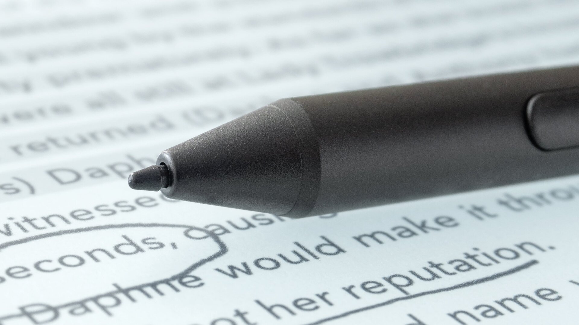 The Kobo Elipsa’s stylus has a replaceable tip, but it has a little too much play, resulting in a subtle clicking noise every time you make a stroke.