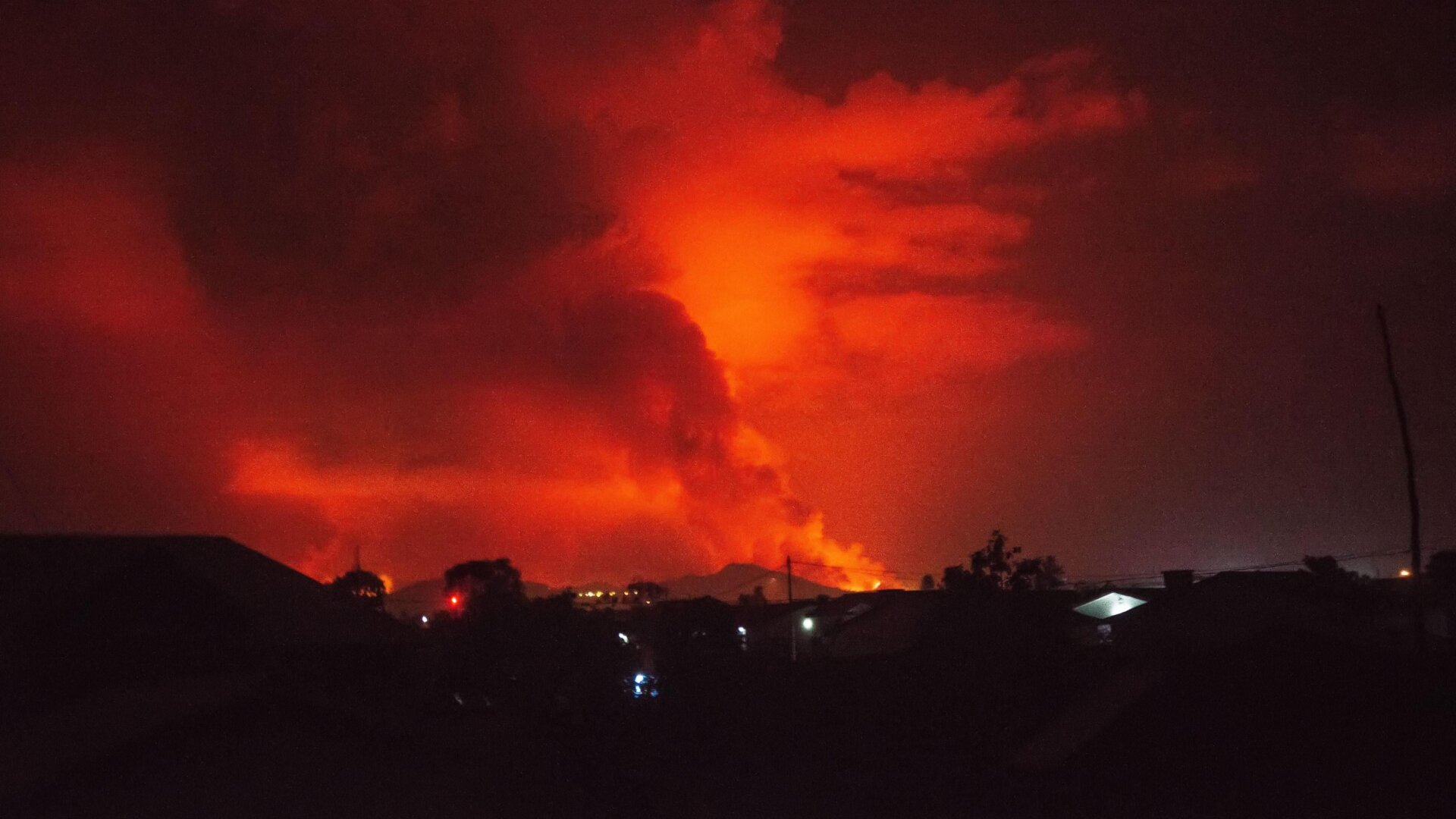 This general view taken on May 22, 2021 in Goma in the east of the Democratic Republic of Congo shows flame spewing from the Nyiragongo volcano.