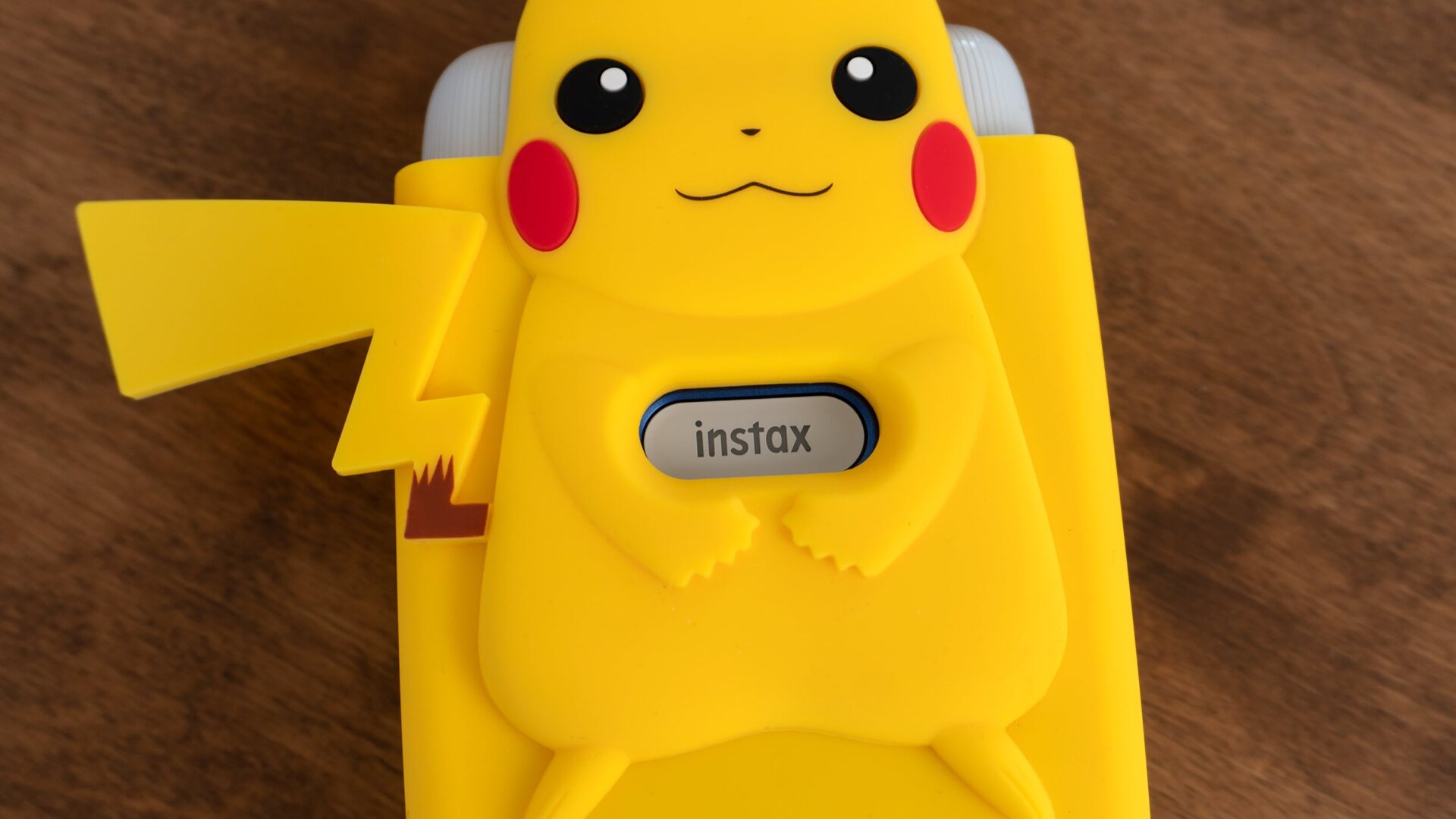 There’s just a single button on the printer (that doubles as a glowing status and charging indicator). Most of the functionality is handled by a mobile app.