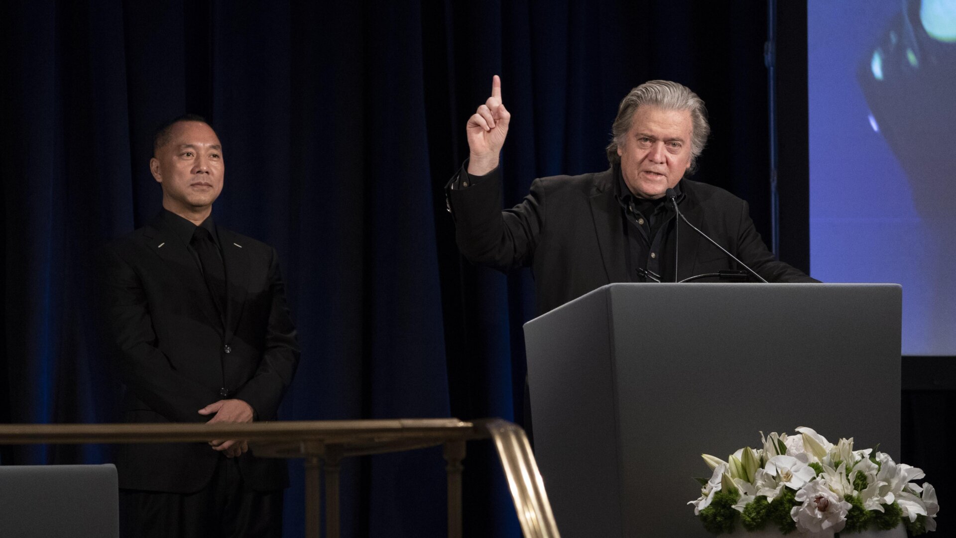 Guo Wengui, left, and Steve Bannon, right, at a news conference in November 2018 in New York.