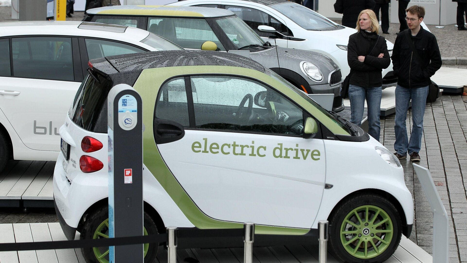 An electric vehicle requires six times more minerals than a traditional, fossil-powered car, the report says.