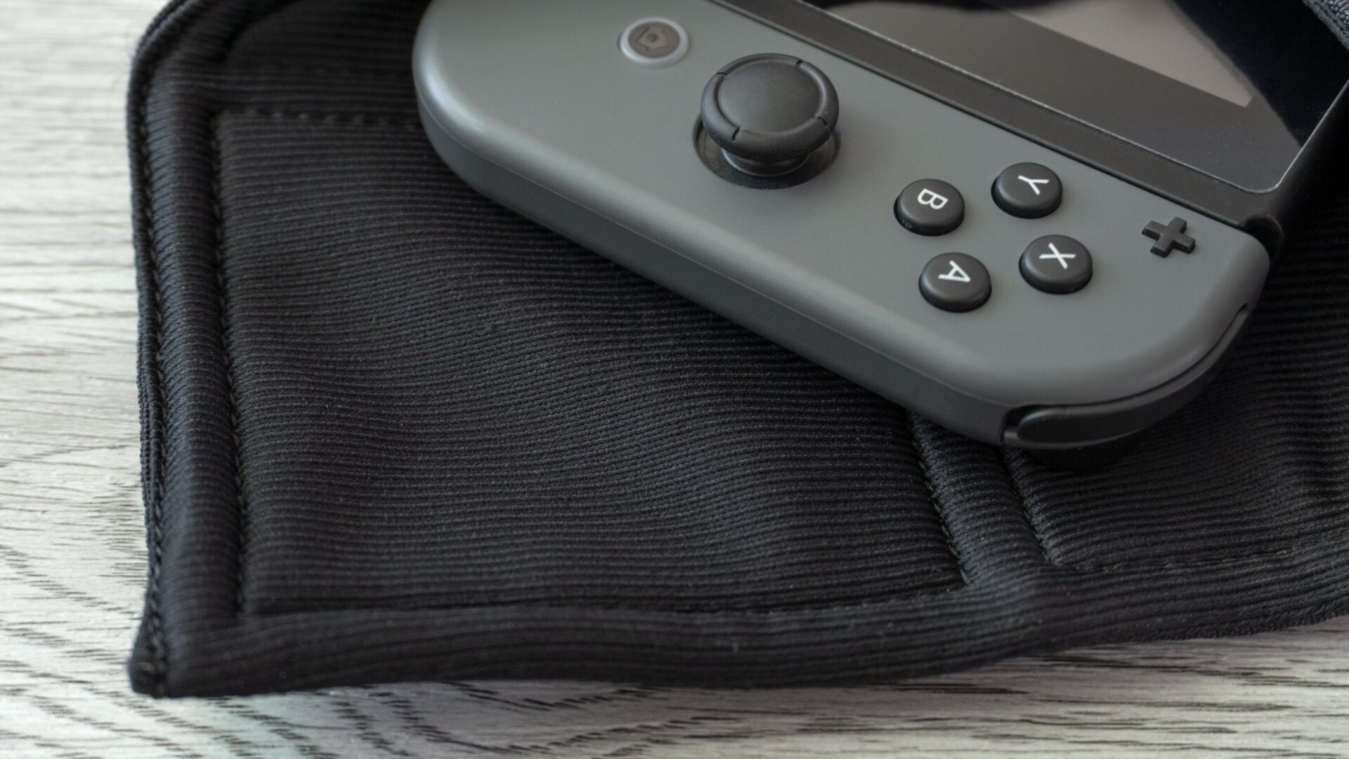 The inside layer of the BAD Wraps uses a soft fabric to protect gadgets from scratches or abrasions while tucked away inside.