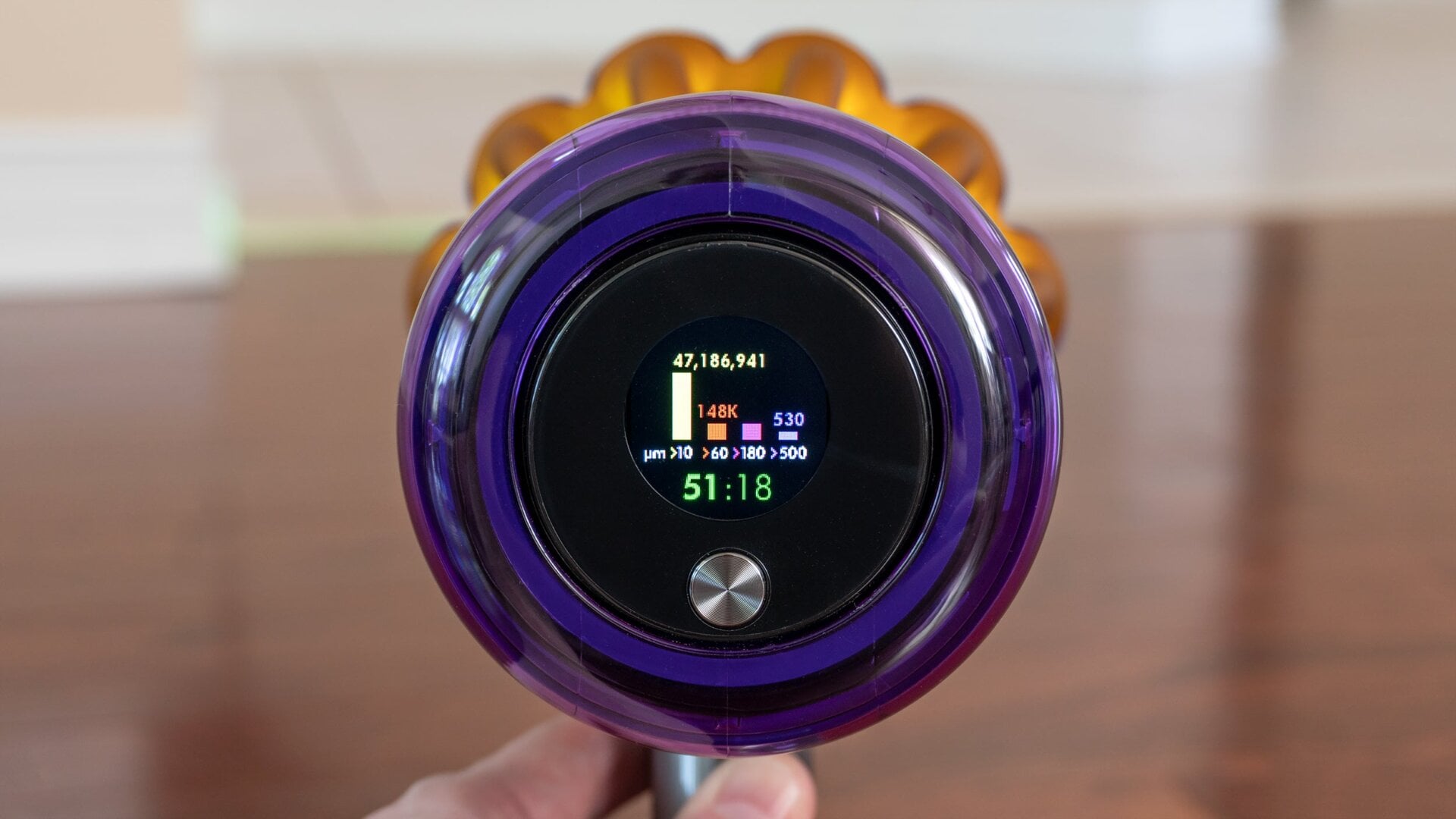 Using a newly added sensor, the V15 Detect can measure the size and number of particles being sucked up, allowing it to more intelligently adjust its suction power in Auto mode.