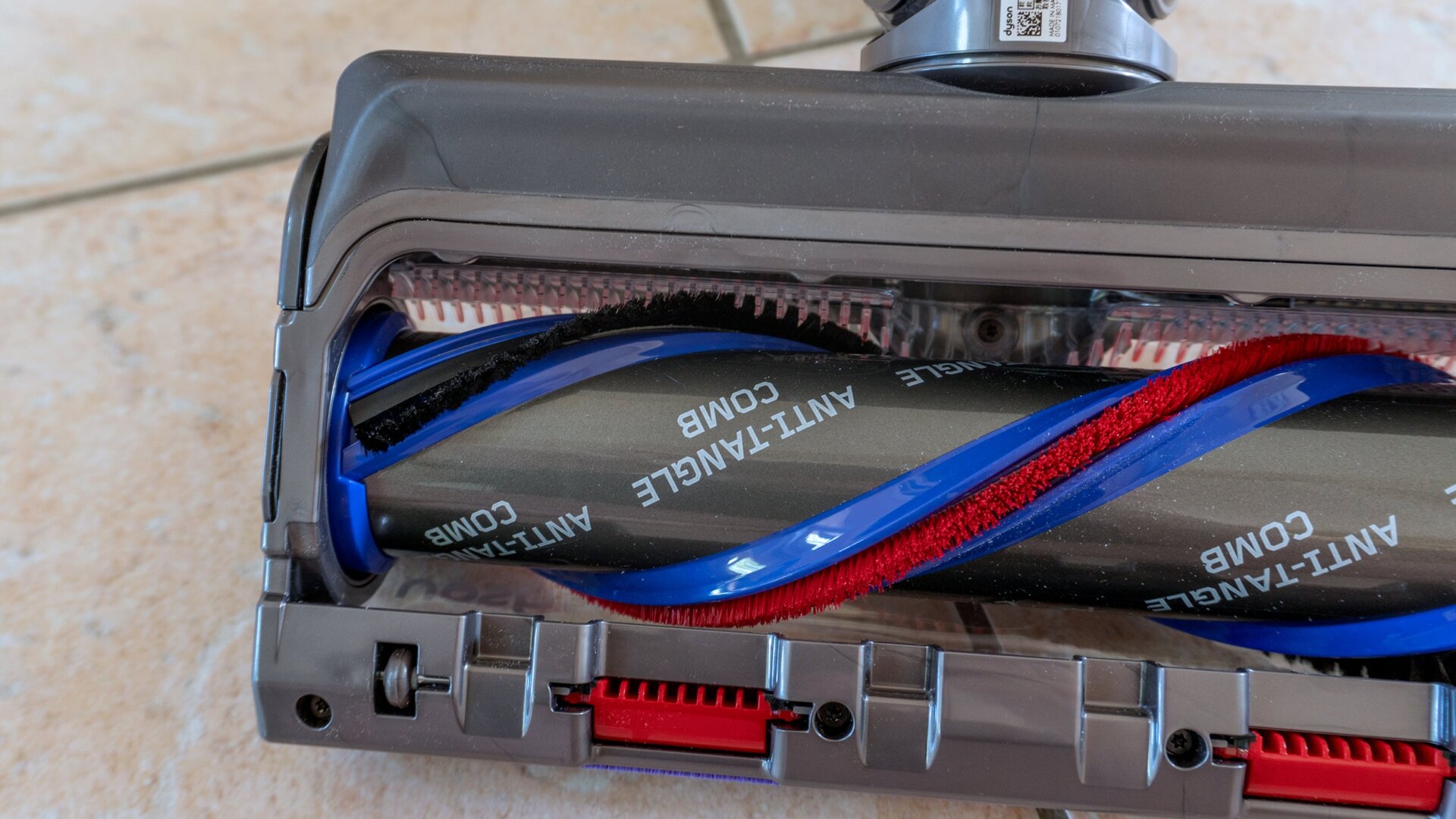 The Anti-Tangle Comb on the High Torque spinning head doesn’t completely prevent long hairs from getting tangled up on the spinning bar, but it reduces the number that do so you won’t have to clean it off as frequently.