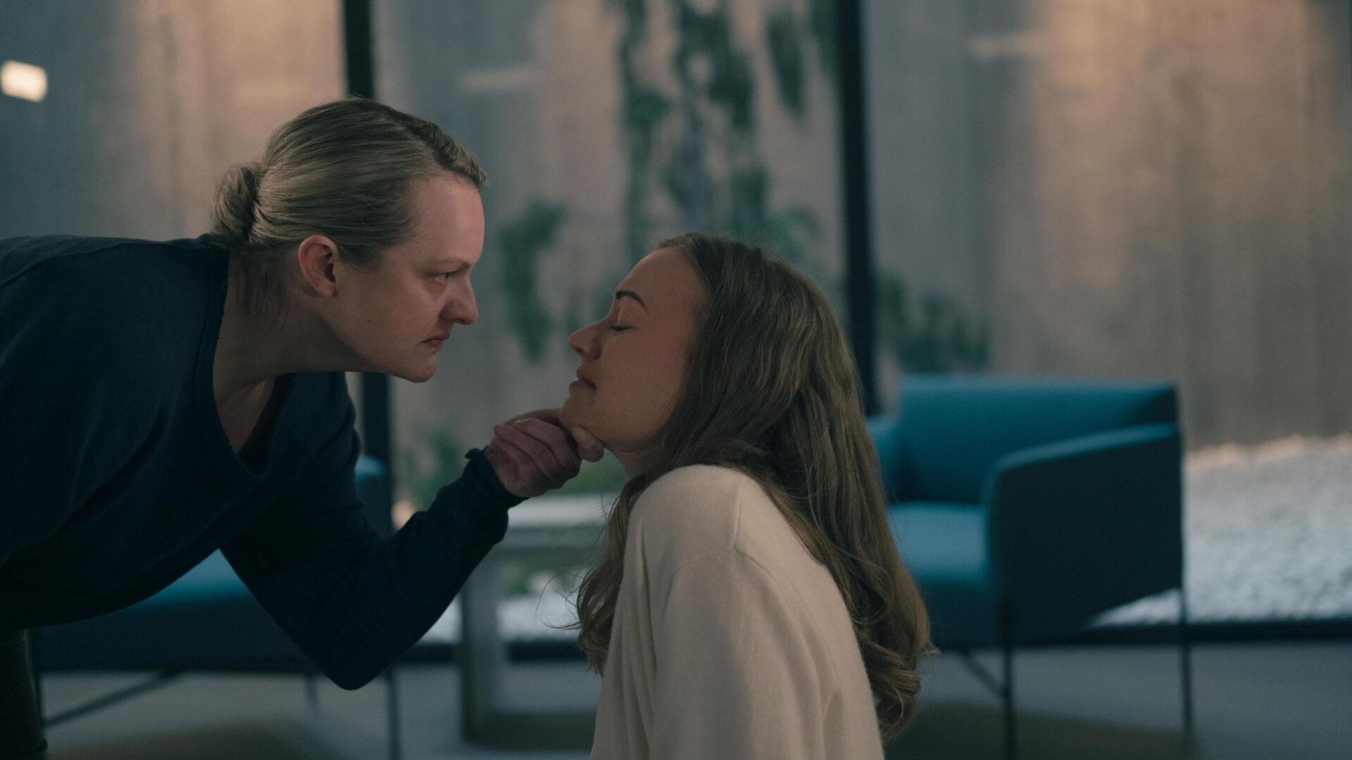 June has a firm talk with Serena Joy (Yvonne Strahovski).