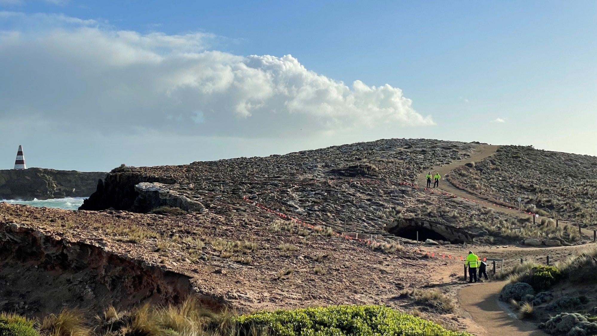 The hole sits at right, with the ocean and Robe obelisk in the background at left.