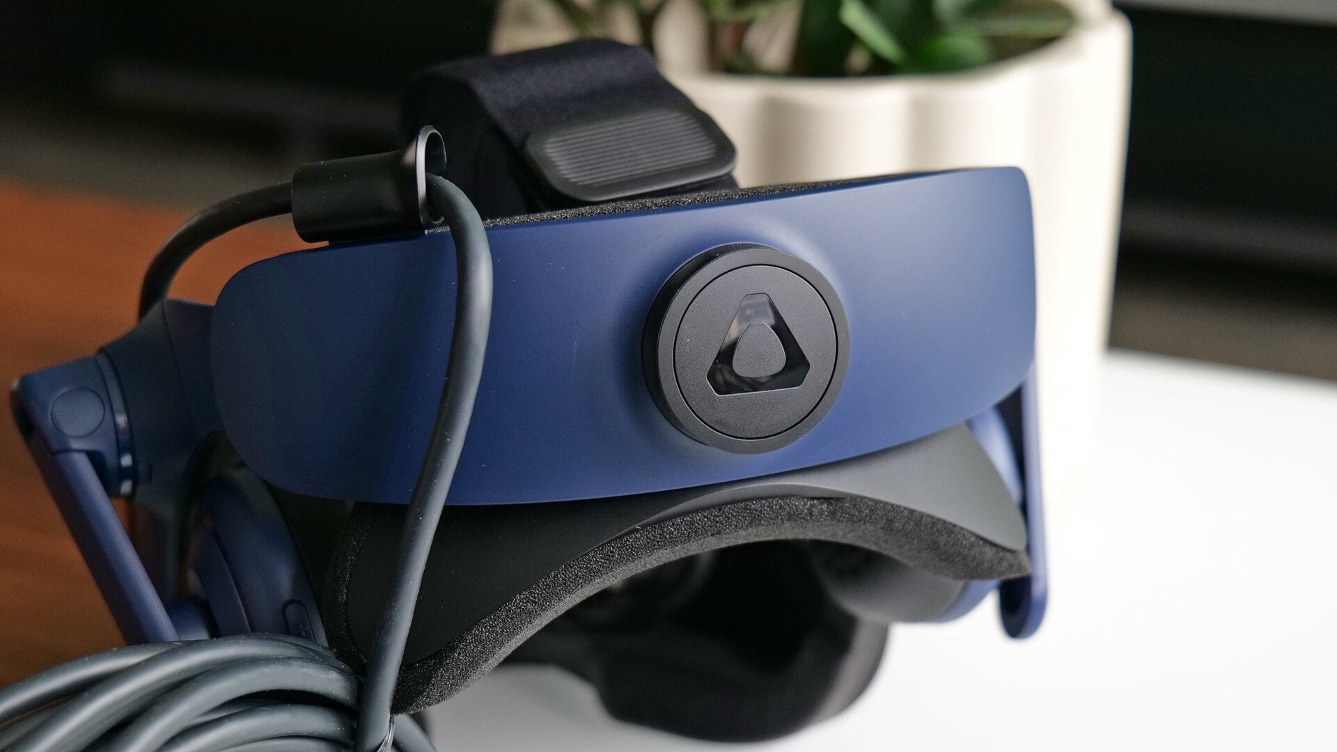 The knob on the back makes it super easy to adjust the Vive Pro 2's headband, while another small knob in front is dedicated to IPD. 