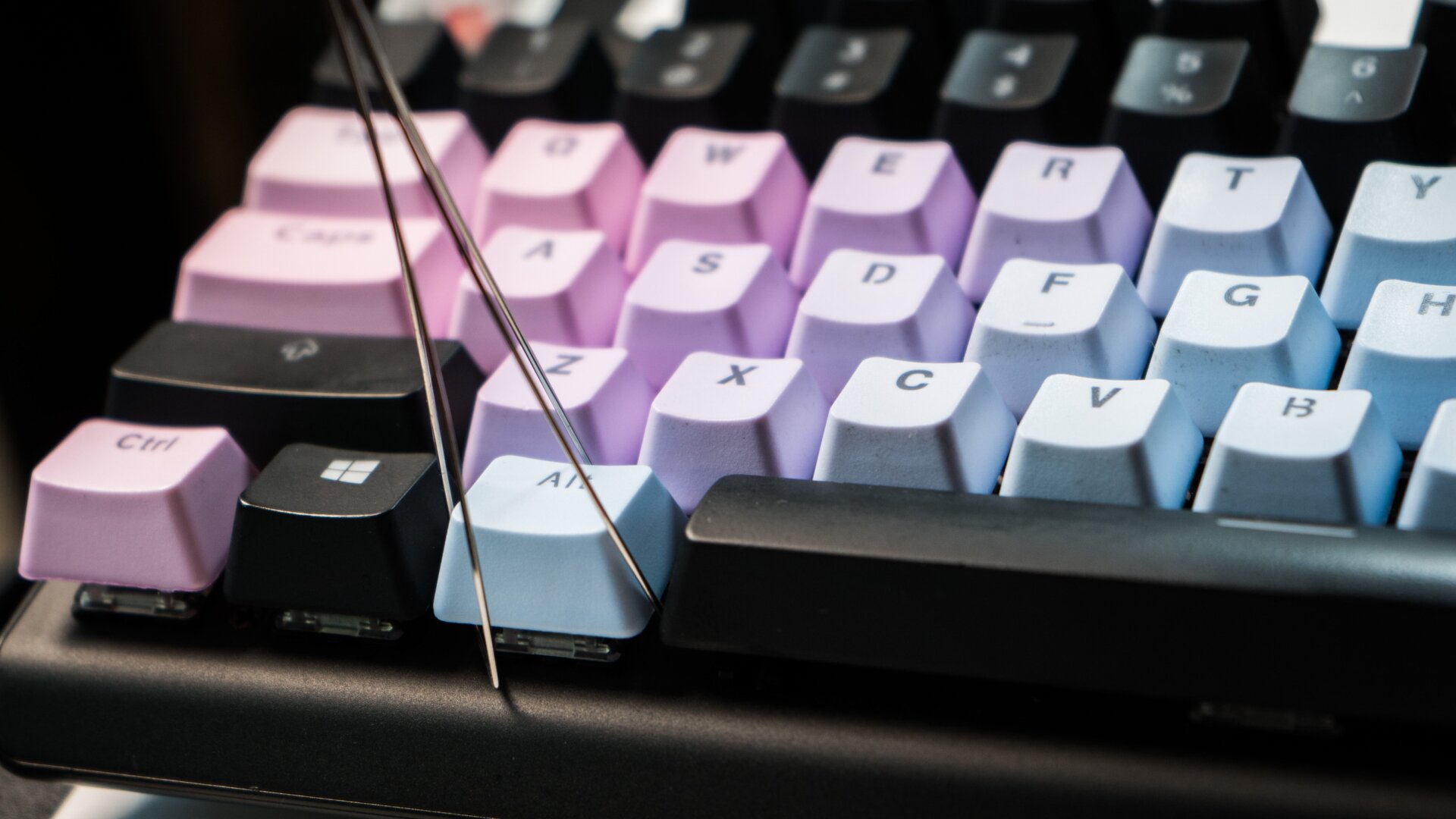 Align the keycap so that it’s pulling opposite corners of the keycap.