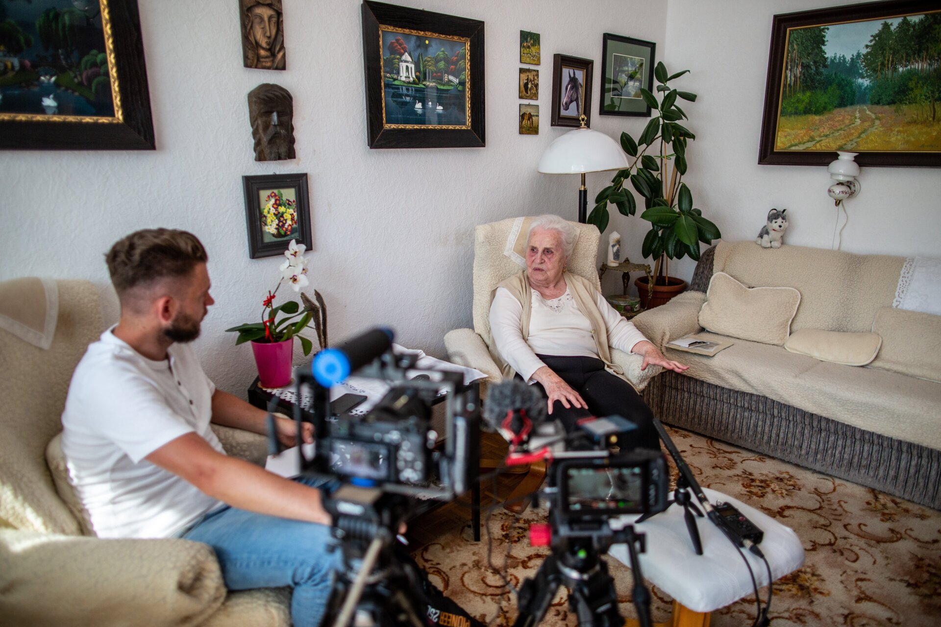 Aleksandra Lubińska, who lost her father in 1939 in Death Valley, speaking to lead author Dawid Kobiałka.