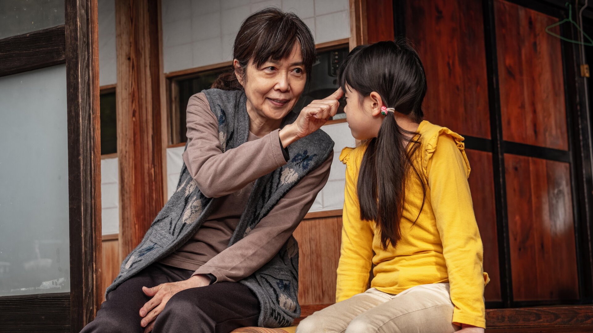 Young Kanata and her grandmother in a flashback.