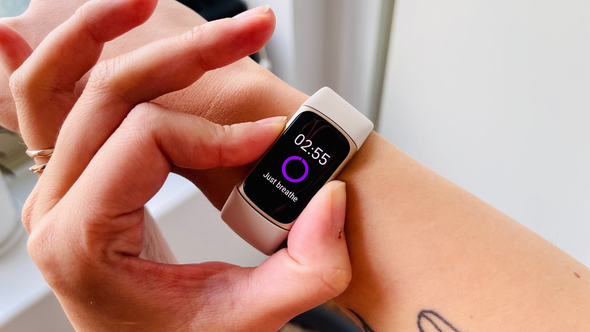 Taking an EDA reading with the Charge 5. 