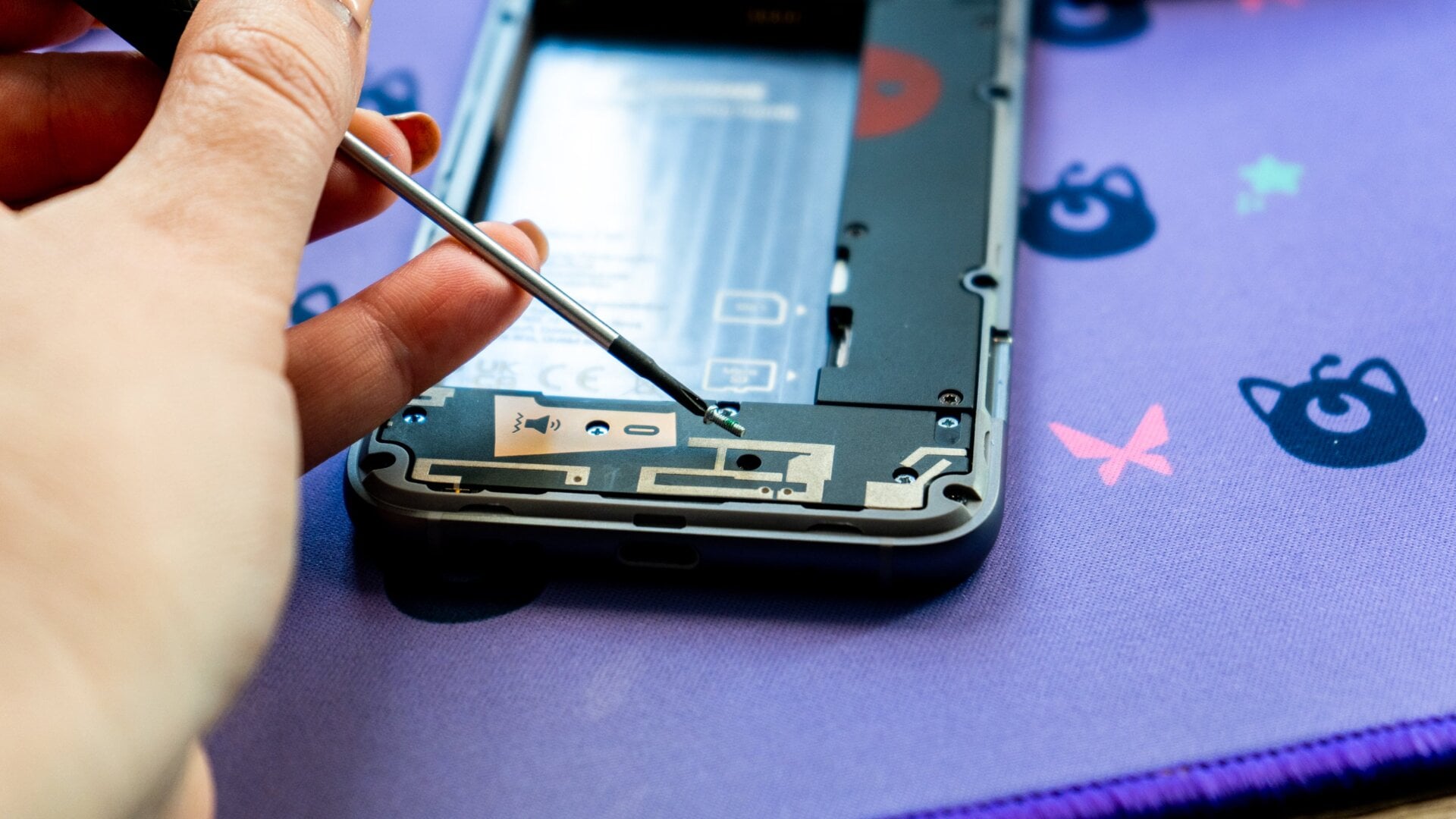 It’s almost way too easy to remove screws from inside the Fairphone 4, but I suppose that’s the point! 