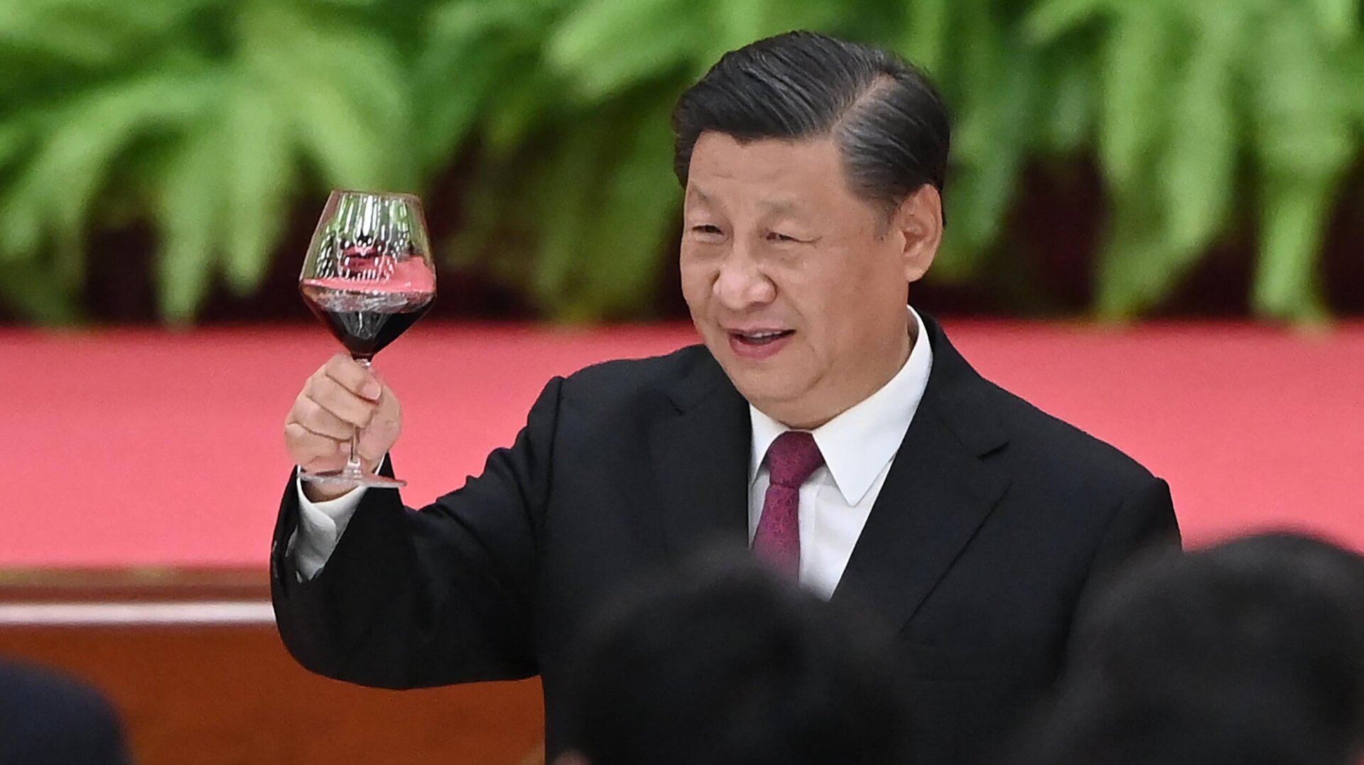 Chinese President Xi Jinping raises his glass of red wine.