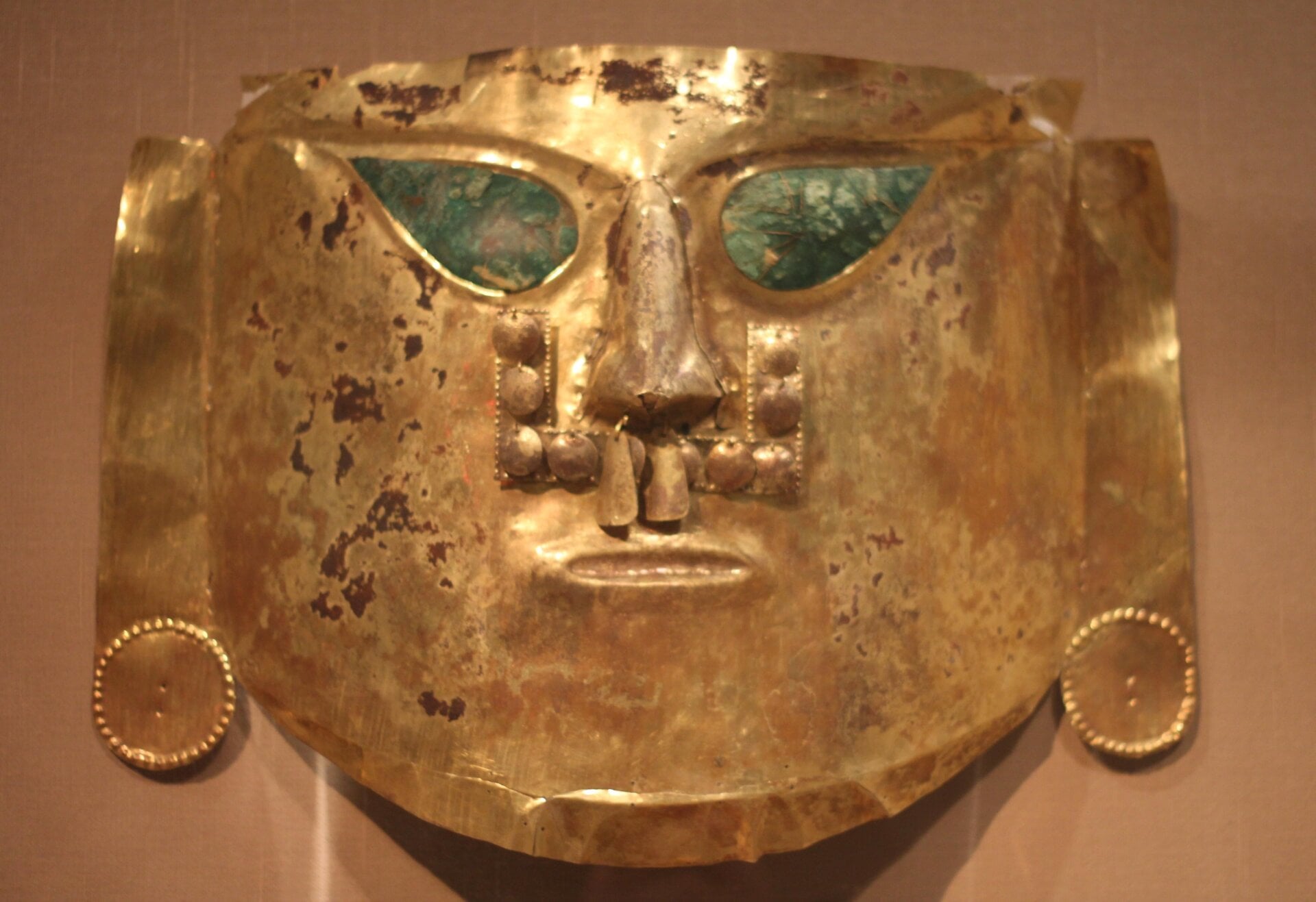 A Sicán ceremonial mask, notably without paint, at the Dallas Museum of Art.