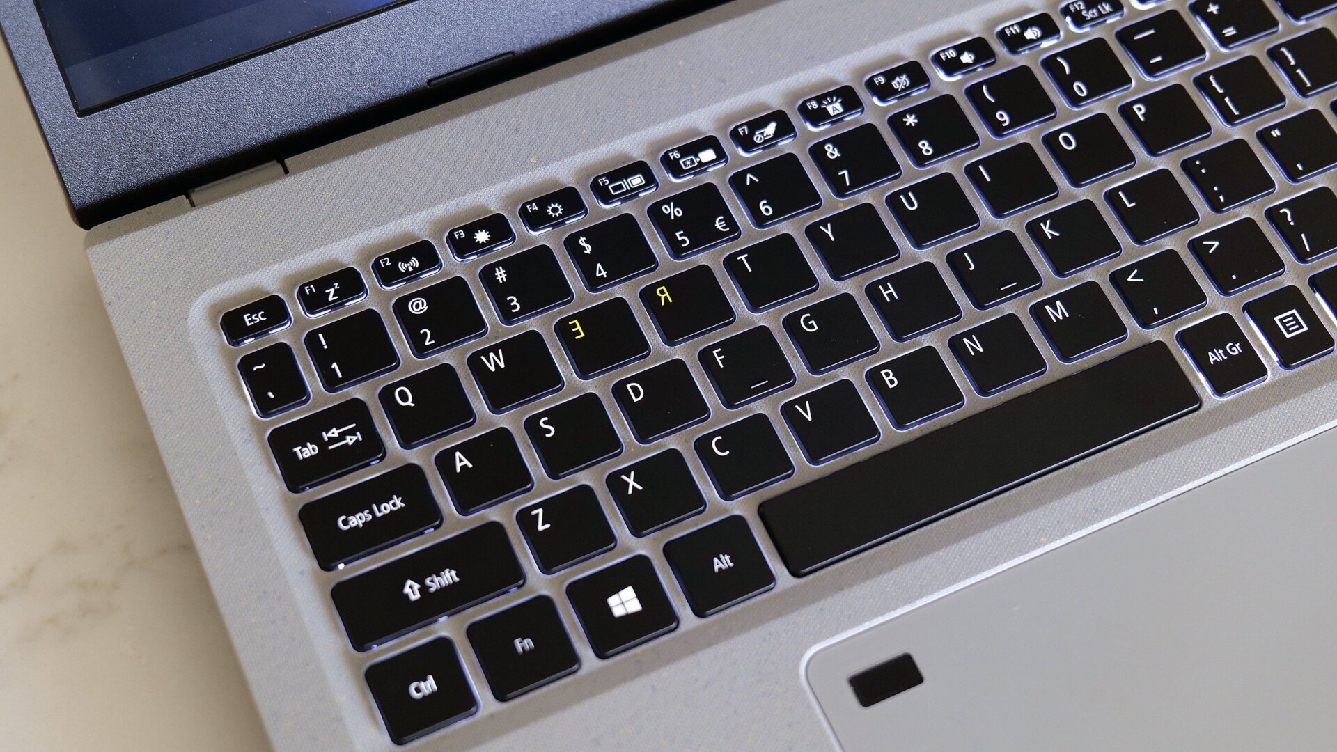 The Vero’s backlit keyboard comes with a couple brightness levels and a unique font on the R and E keys to remind you of its eco credibility.