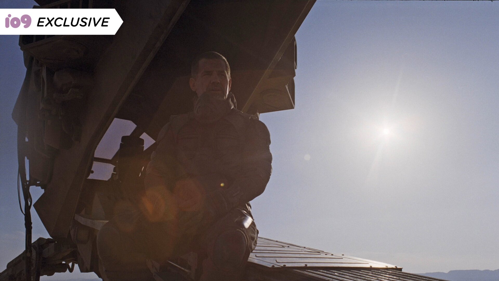 Brolin relaxes in the sun, while still in his Gurney Halleck costume.