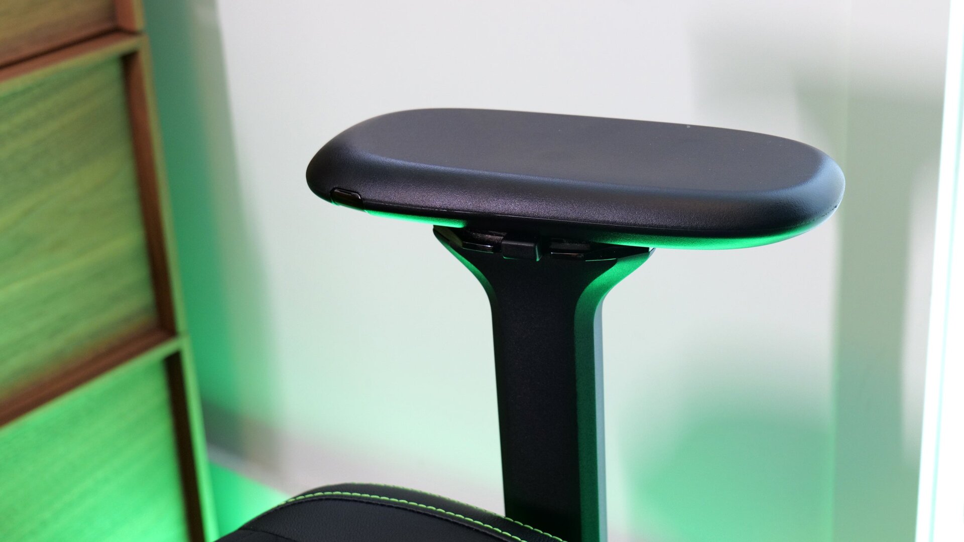 There are three different buttons/levers that make it easy to adjust the Enki’s armests pretty much any way you want. 