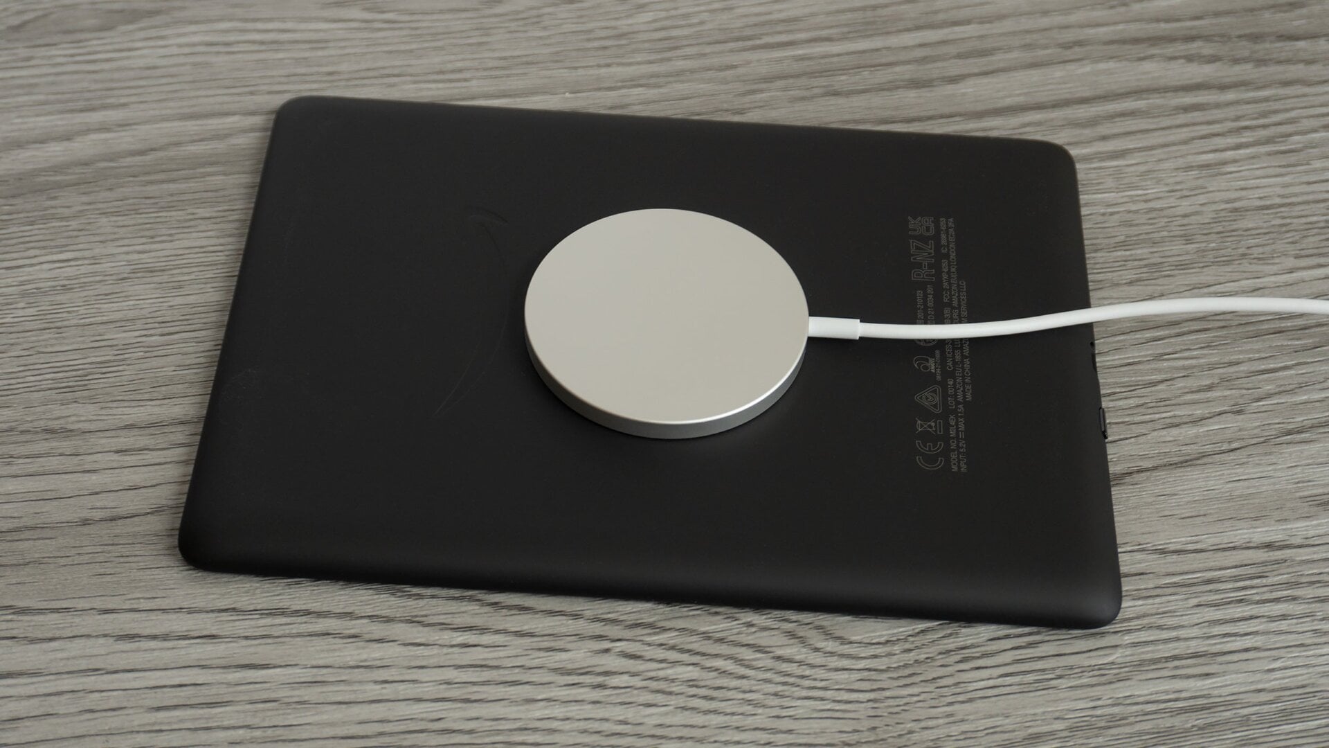 The Kindle Paperwhite 5 Signature Edition also supports wireless charging, but perfectly plopping the e-reader on a Qi pad can be hit or miss.