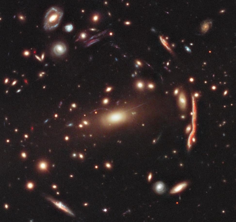Gravitational lensing in the galaxy cluster MACS 1206.