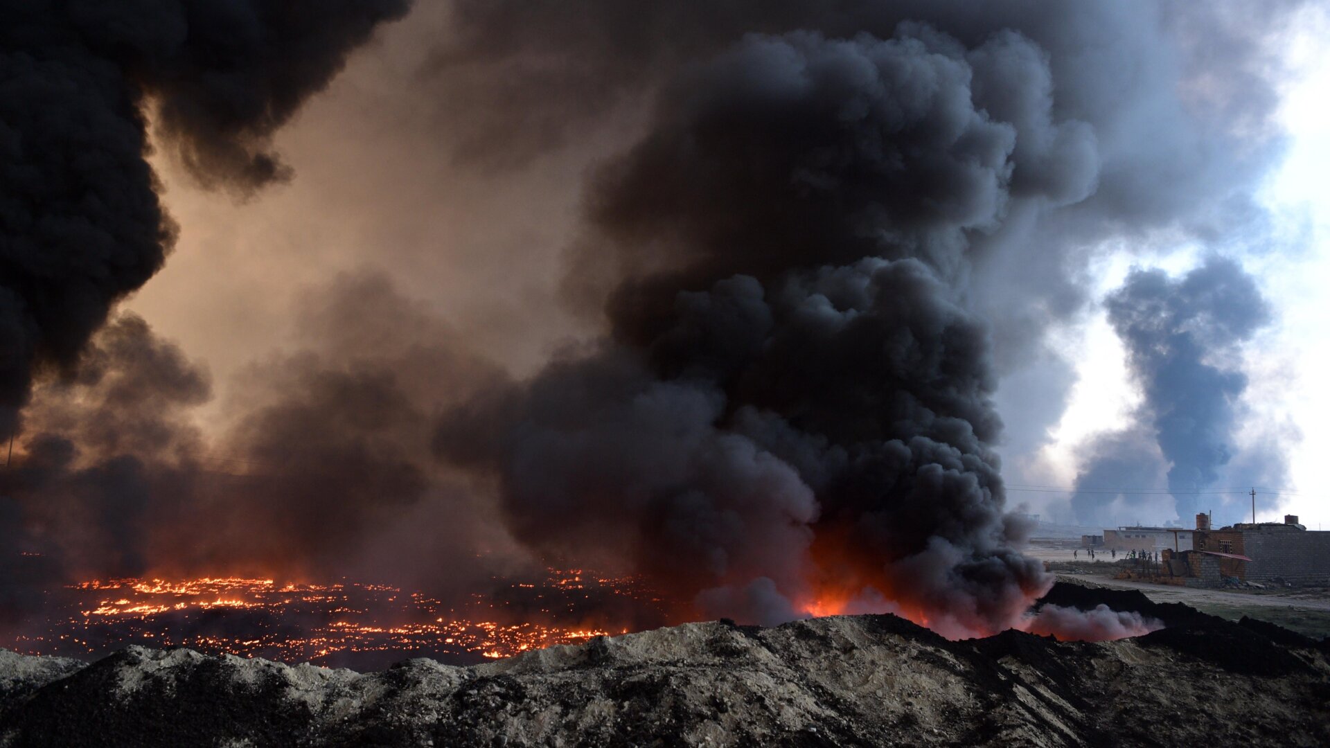 An oil field that was set on fire by retreating ISIS fighters ahead of the Mosul offensive burns on October 21, 2016 in Qayyarah, Iraq.
