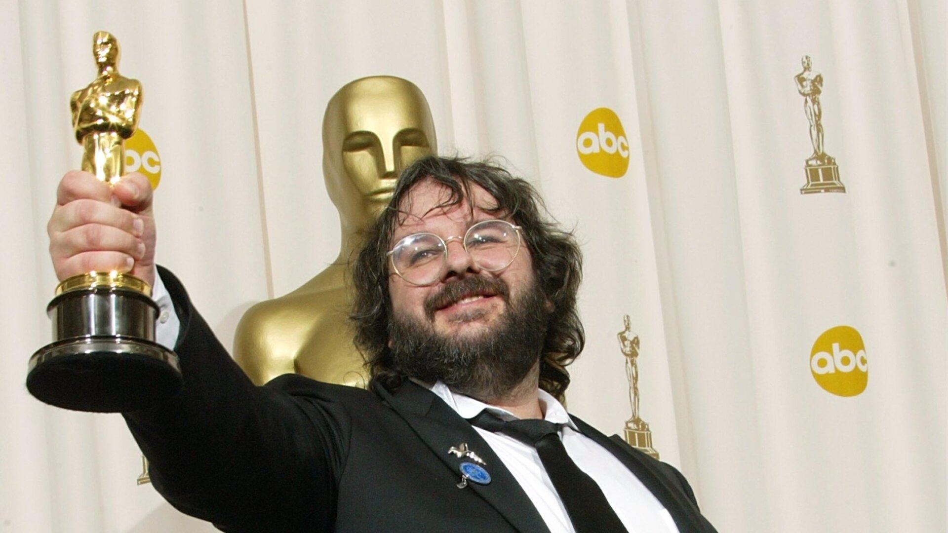 Peter Jackson holds aloft his Best Director Oscar for Return of the King at the 2004 Academy Awards.