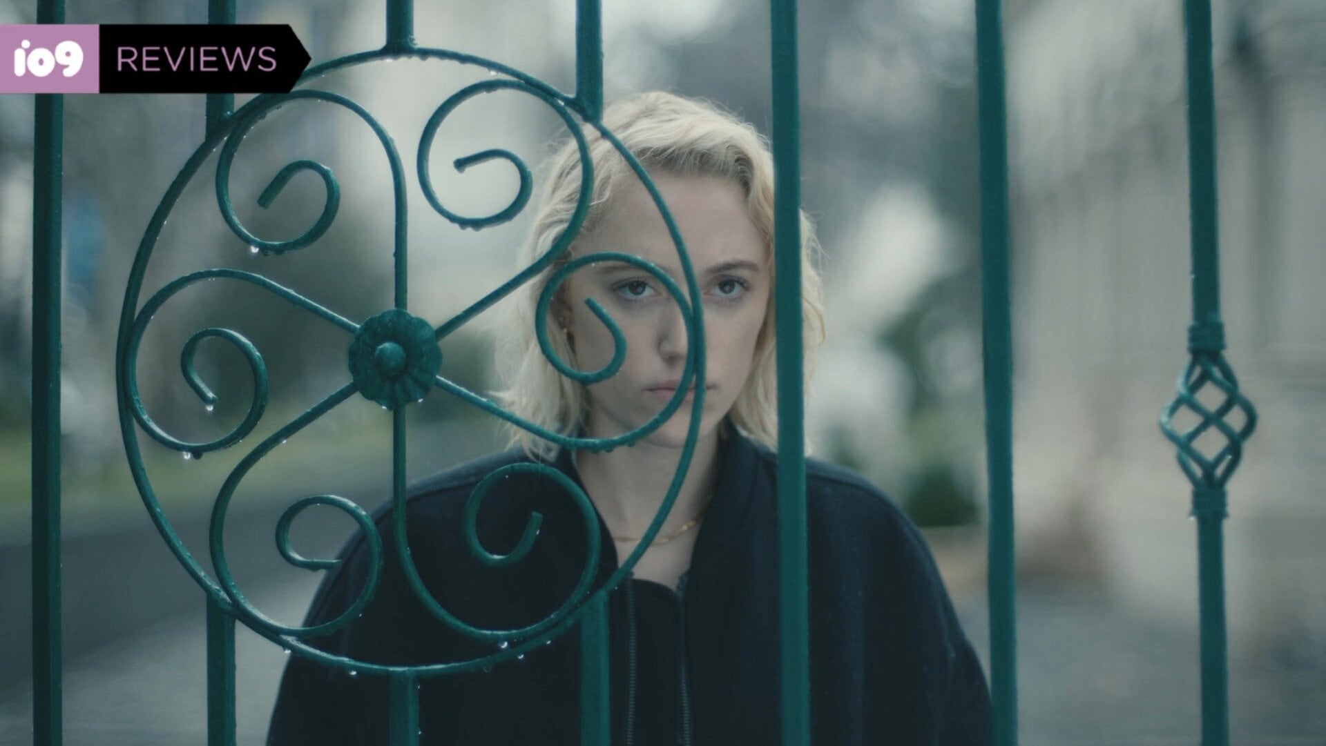 Julia (Maika Monroe) follows the man she thinks has been following her.